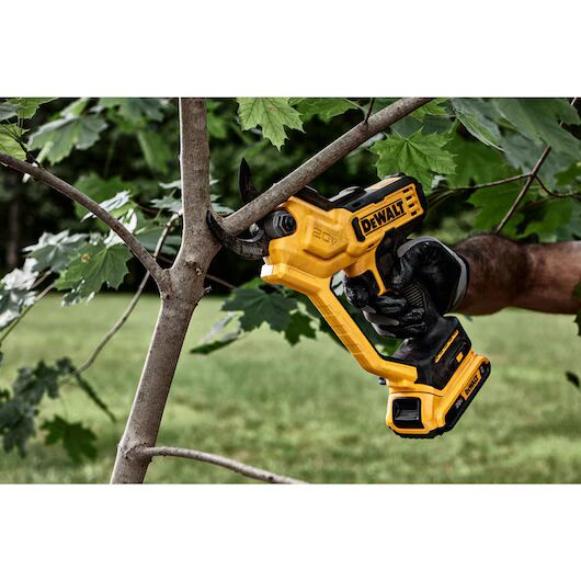 DEWALT 20-V Max Pruner Kit, 1 1/2-In