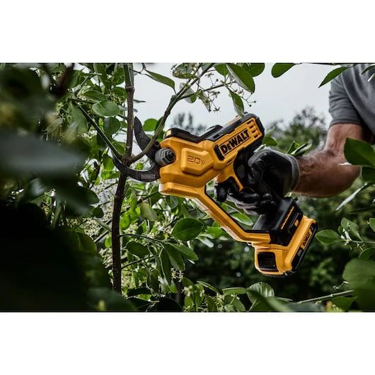 DEWALT 20-V Max Pruner Kit, 1 1/2-In
