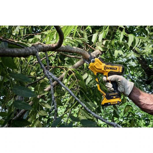 DEWALT 20-V Max Pruner Kit, 1 1/2-In